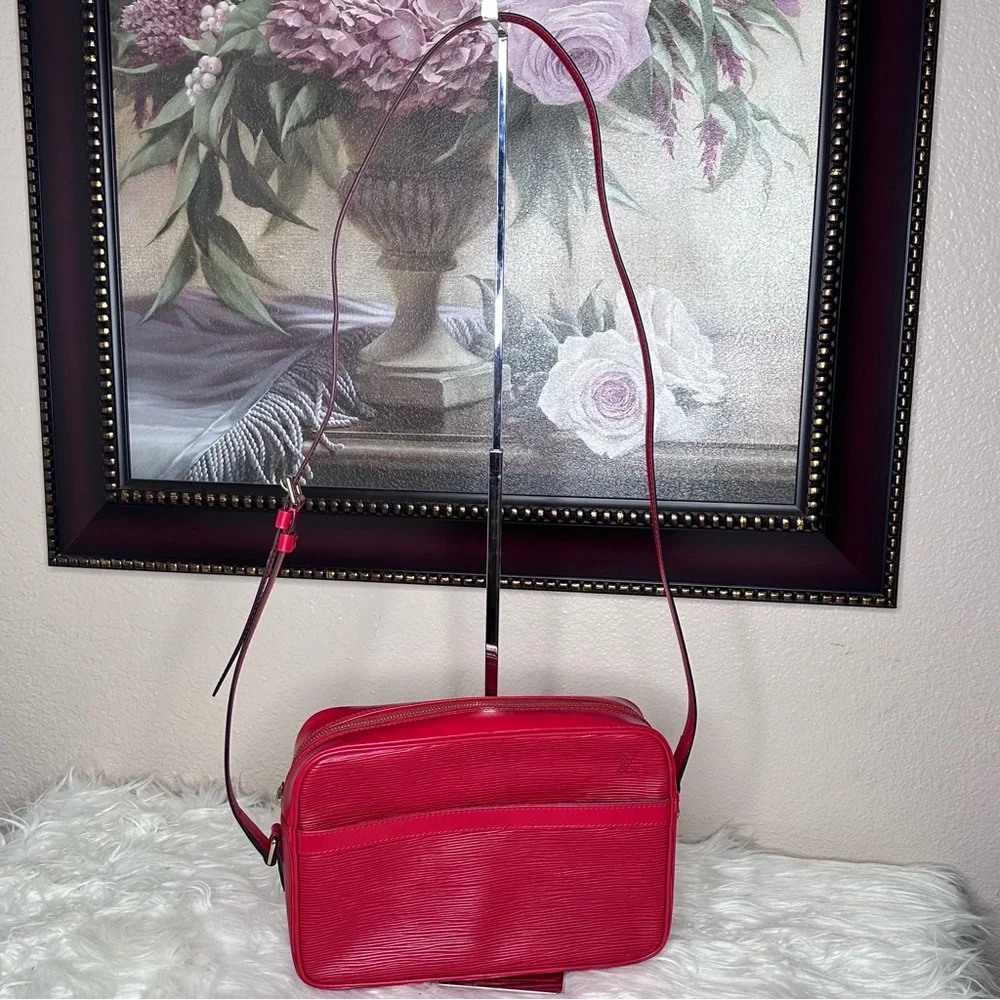 Louis Vuitton Trocadero in Red EPI Leather - Picture 2 of 16